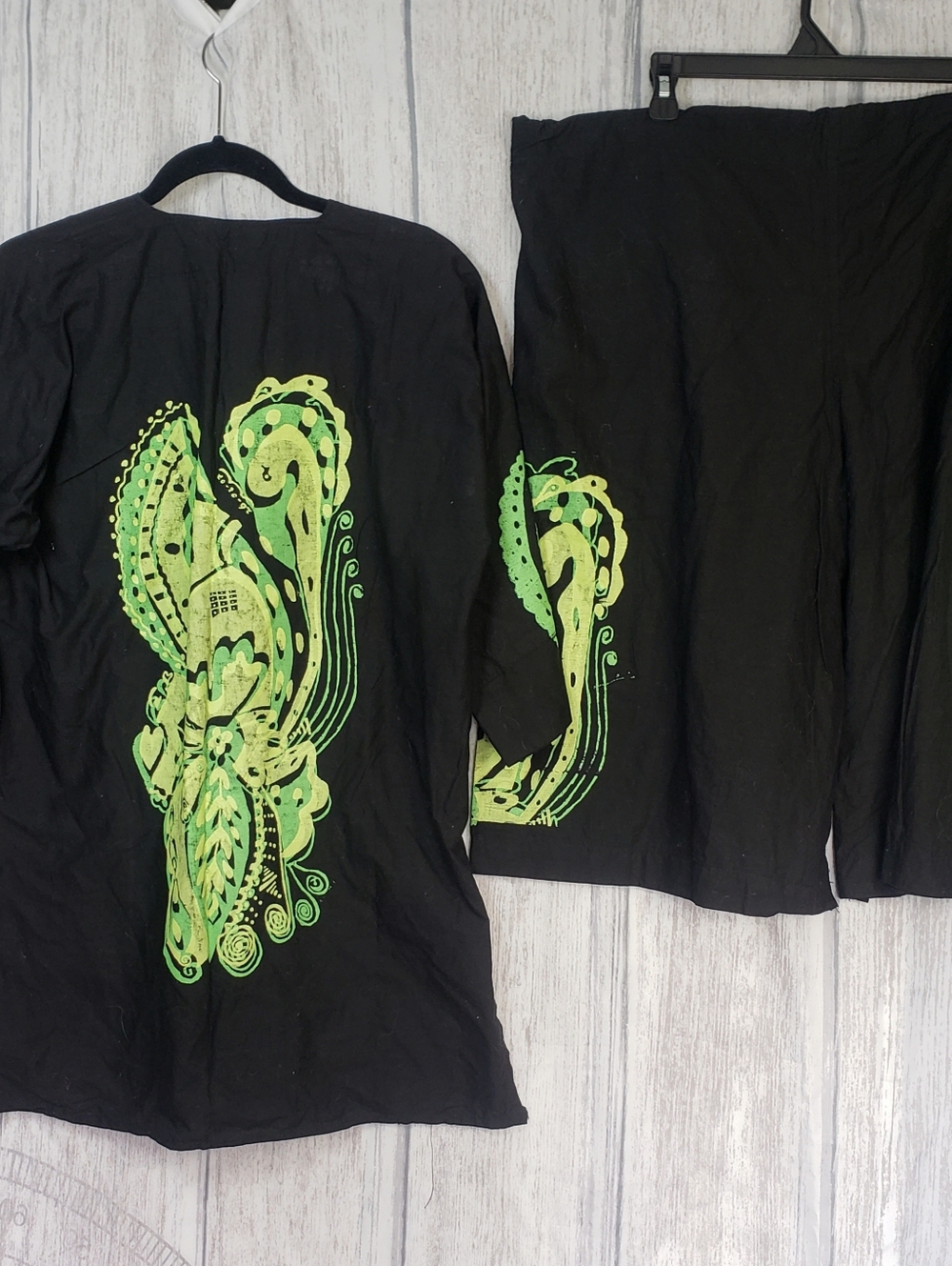 Black handpainted Two-Piece Vibrant green batik pipe-design African One Size 1b